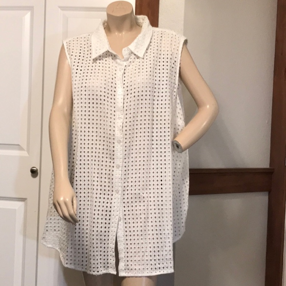 Woman within sleeveless square lace top. 3X